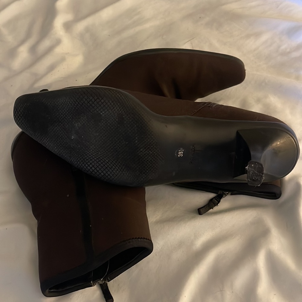 Sz 39 1/2 Prada kitten-heeled chocolate brown w black stripe ankle height boots. - Picture 3 of 6